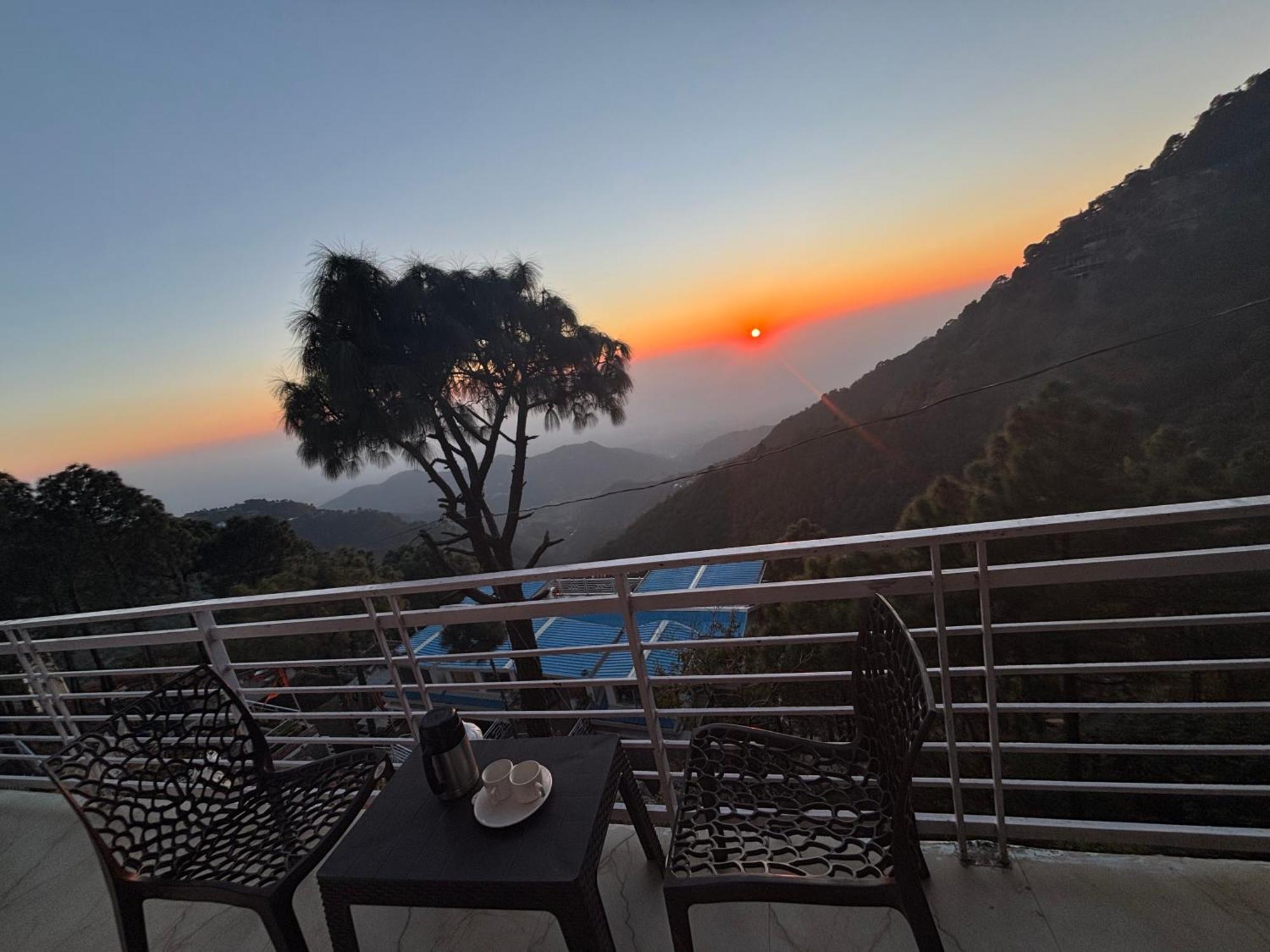 Urban Wave 2Bed Rooms By The North Edge Kasauli Esterno foto