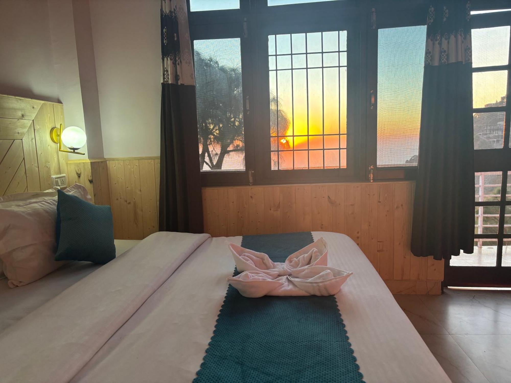 Urban Wave 2Bed Rooms By The North Edge Kasauli Esterno foto